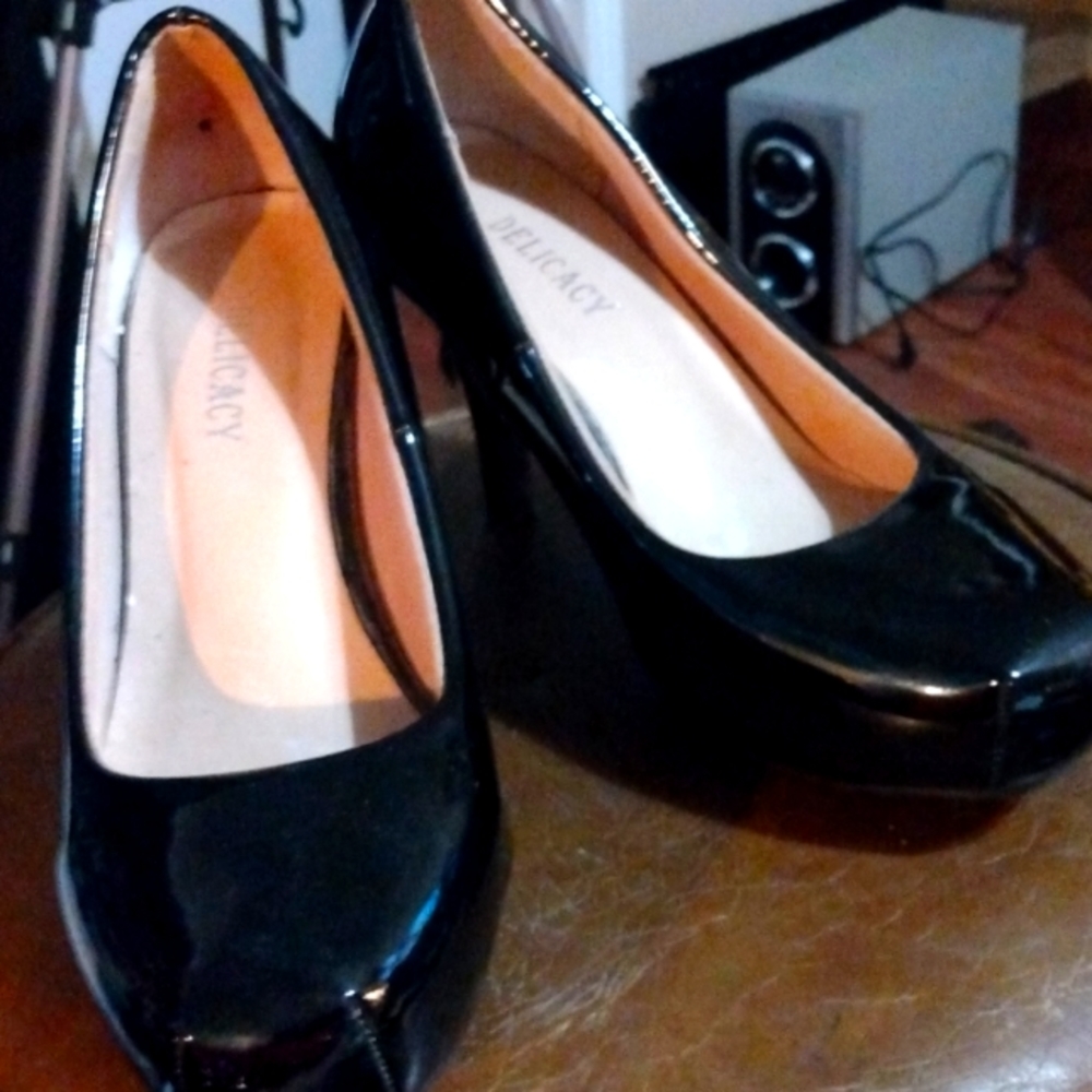 Delicacy Black Toe Pump size 6